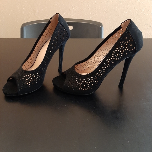 Black heels - Picture 2 of 2